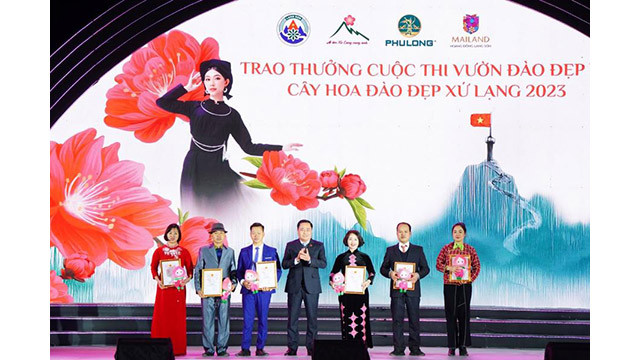 Le Comité d'organisation a décerné les prix du concours de beaux jardins de pêcher et de belles fleurs de pêcher, attribué également des prix du concours de peinture des fleurs de pêcher du pays de Lang 2023. Photo : vneconomy.vn