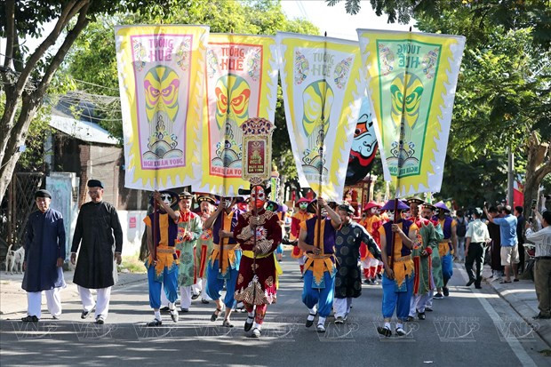 Des artistes participent à un spectacle de rue pour promouvoir le tuông royal de Huê. Photo : VNP. Des artistes participent à un spectacle de rue pour promouvoir le tuông royal de Huê. Photo : VNP.