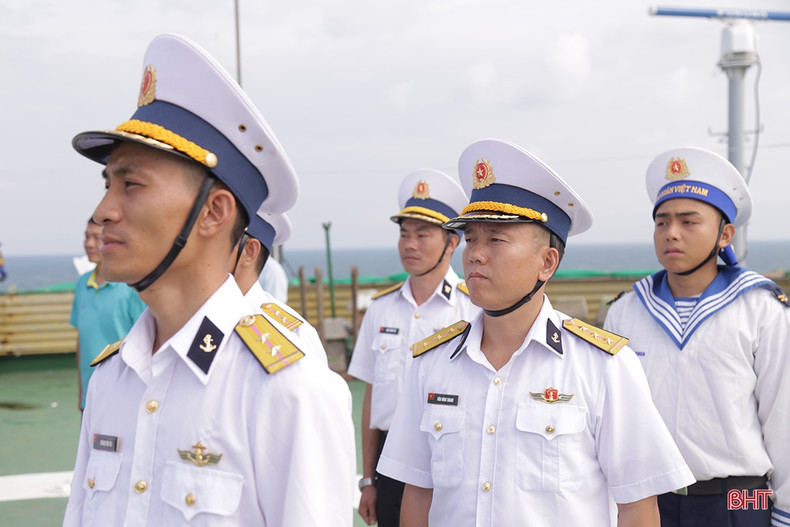 Les officiers et soldats de la plate-forme ont participé avec des uniformes appropriés. Photo : baohatinh.vn Les officiers et soldats de la plate-forme ont participé avec des uniformes appropriés. Photo : baohatinh.vn