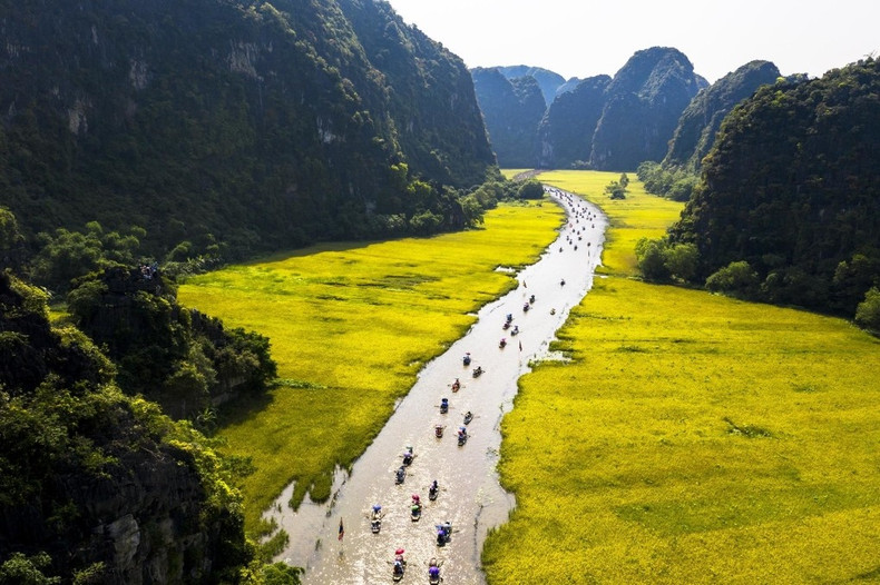 Considérée comme de la « la baie de Ha Long terrestre », Tam Côc abrite un superbe panorama. Photo: Phạm Ngọc Thạch/VnExpress Considérée comme de la « la baie de Ha Long terrestre », Tam Côc abrite un superbe panorama. Photo: Phạm Ngọc Thạch/VnExpress
