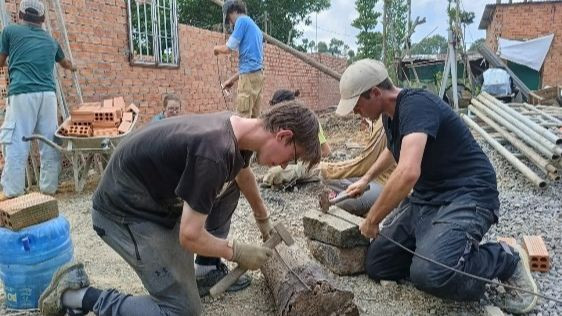 Les étudiants volontaires de l’organisation « Les Enfants du Dragon » viennent sur place pour soutenir la famille dans la construction. Photo : LEDD
