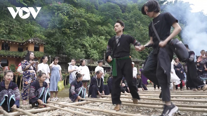 Les jeux populaires aident les touristes à mieux comprendre la vie simple mais harmonieuse des communautés minoritaires. Photo: VOV