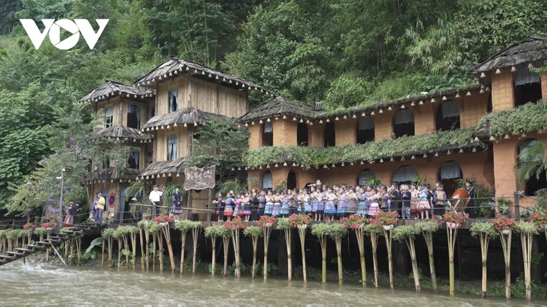 Un spectacle musical très spécial présenté par plus de 130 enfants. Photo: VOV