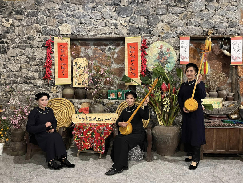 Les homestays proposent également des activités culturelles telles que le chant Then ( des mélodies du ciel, ce qui en fait un art de nature religieuse, une prière au ciel pour solliciter de bonnes récoltes, une vie paisible et riche), et le dàn tinh, instrument indispensable au chant then. Photo: thoidai
