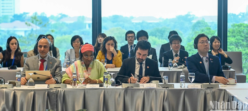 Les délégués partagent leurs opinions lors de la session de discussion sur les technologies révolutionnant la transformation verte et le développement durable à l'ère de l'intelligence. Photo : DUY LINH