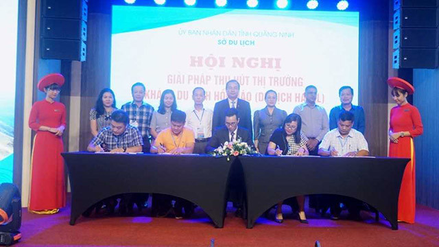 La cérémonie de signature d'un mémorandum de coopération dans l’attraction et l’accueil de touristes musulmans à Quang Ninh entre les représentants des établissements d’hébergement et des agences de voyages. Photo: dichvucong.quangninh.gov.vn La cérémonie de signature d'un mémorandum de coopération dans l’attraction et l’accueil de touristes musulmans à Quang Ninh entre les représentants des établissements d’hébergement et des agences de voyages. Photo: dichvucong.quangninh.gov.vn