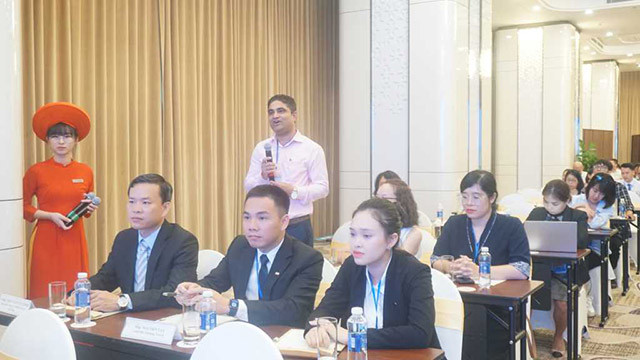 Des représentants des principales agences de voyages internationales d’Inde et du Vietnam expriment leurs souhaits lors de l'événement. Photo : dichvucong.quangninh.gov.vn Des représentants des principales agences de voyages internationales d’Inde et du Vietnam expriment leurs souhaits lors de l'événement. Photo : dichvucong.quangninh.gov.vn