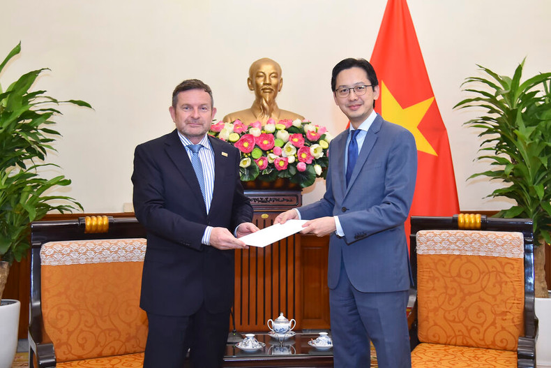 Le vice-ministre vietnamien des Affaires étrangères, Dô Hùng Viêt (à droite), et le nouveau représentant de l’OIF pour l’Asie-Pacifique, Edgar Doerig. Photo : CTV/CVN. Le vice-ministre vietnamien des Affaires étrangères, Dô Hùng Viêt (à droite), et le nouveau représentant de l’OIF pour l’Asie-Pacifique, Edgar Doerig. Photo : CTV/CVN.