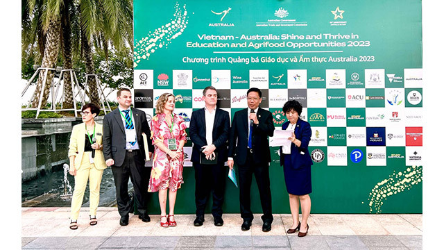 Le vice-président du Comité populaire de la ville de Cân Tho, Nguyên Thuc Hiên s'exprime lors du programme « Promotion de l’éducation et de la cuisine australiennes ». Photo: thoidai.com.vn