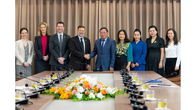 Le secrétaire adjoint du Comité du Parti de la ville, Nguyên Van Phong (au centre) et les délégués lors de la séance de travail avec l'ambassadeur d'Australie au Vietnam, Andrew Goledzinowski. Photo: hanoimoi.vn