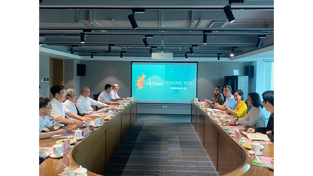 La docteure Trà My, présidente de l’Association provisoire des Entreprises vietnamiennes en Chine (la tunique vietnamienne jaune) lors d'une séance de travail avec le maire de Yantai. Photo : thoidai.com.vn La docteure Trà My, présidente de l’Association provisoire des Entreprises vietnamiennes en Chine (la tunique vietnamienne jaune) lors d'une séance de travail avec le maire de Yantai. Photo : thoidai.com.vn