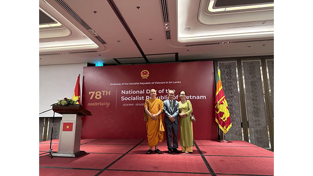 Le bonze Phap Quang gérant du monastère Zen Truc Lâm au Sri Lanka assiste à la Fête nationale vietnamienne célébrée au Sri Lanka. Photo : thoidai.com.vn Le bonze Phap Quang gérant du monastère Zen Truc Lâm au Sri Lanka assiste à la Fête nationale vietnamienne célébrée au Sri Lanka. Photo : thoidai.com.vn