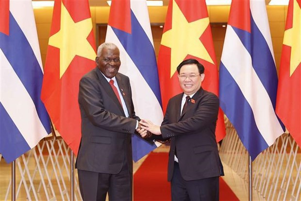 Le Président de l'Assemblée nationale du Vietnam, Vuong Dinh Huê (à droite) et le président de l'Assemblée nationale du Pouvoir populaire de Cuba, Esteban Lazo Hernández. Photo : VNA. Le Président de l'Assemblée nationale du Vietnam, Vuong Dinh Huê (à droite) et le président de l'Assemblée nationale du Pouvoir populaire de Cuba, Esteban Lazo Hernández. Photo : VNA.