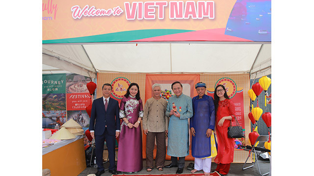 Des artistes lui ont offert une marionnette. Photo : bvhttdl.gov.vn Des artistes lui ont offert une marionnette. Photo : bvhttdl.gov.vn