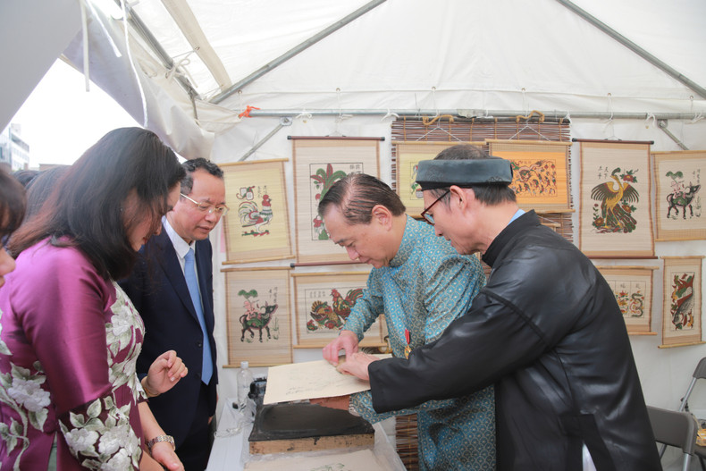 L’artiste émérite Nguyên Huu Qua lui a offert une estampe populaire de Dông Hô. Photo : bvhttdl.gov.vn L’artiste émérite Nguyên Huu Qua lui a offert une estampe populaire de Dông Hô. Photo : bvhttdl.gov.vn