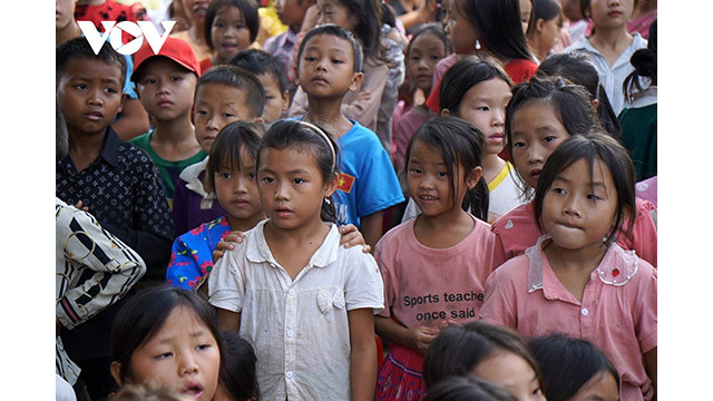 De nombreux enfants sont venus assister et participer à la fête avec des visages excités. Photo : VOV.