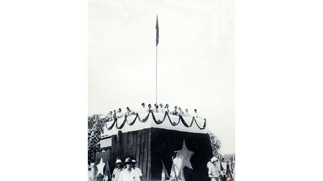 Le Président Hô Chi Minh lit la Déclaration d'Indépendance, proclamant la naissance de la République démocratique du Vietnam : Photo d'archives. Le Président Hô Chi Minh lit la Déclaration d'Indépendance, proclamant la naissance de la République démocratique du Vietnam : Photo d'archives.