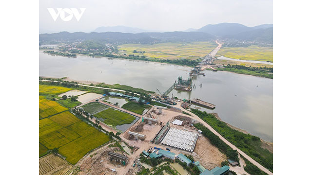 Le pont Dông Viêt est le premier pont à haubans et le plus grand pont de la province de Bac Giang, qui est censé promouvoir la circulation des marchandises, le développement du tourisme et créant les conditions nécessaires pour attirer les investisseurs vers les groupes industriels et zones industrielles de la province. Photo : VOV.