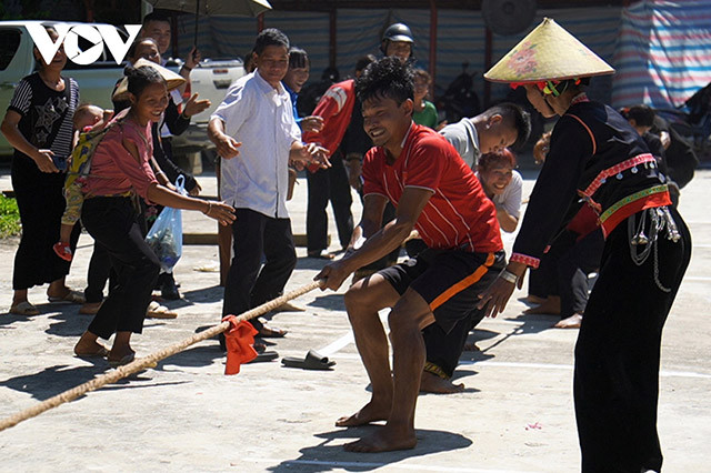 C'est l'occasion pour les gens de profiter des jeux folkloriques traditionnels comme le tir à la corde... Photo : VOV.