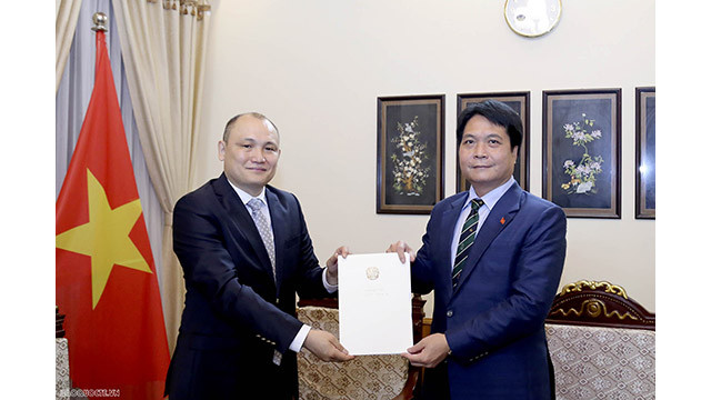 L'ambassadeur Nguyên Viêt Dung, directeur général du Département du Protocole d’État du Vietnam (à droite) et l'ambassadeur nouvellement nomé ambassadeur du Kazakhanstan au Vietnam (à gauche). Photo : baoquocte.vn