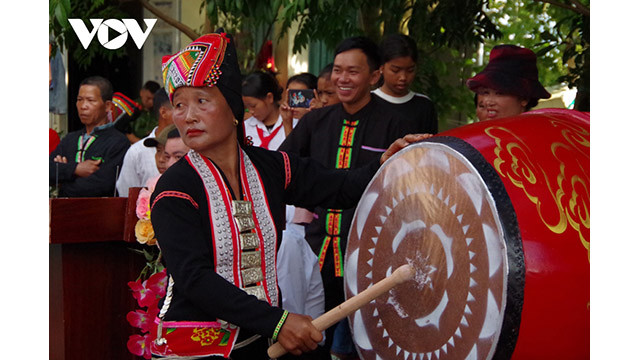 Selon l'artisane Vàng Thi Sang, la cérémonie a lieu après que les familles ont fini de récolter. Photo : VOV.