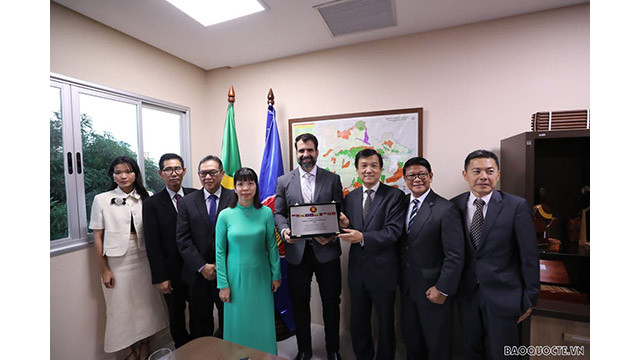 L’ambassadrice vietnamienne au Brésil, Phan Thi Kim Hoa, s’est rendue dans l’État d’Amazonas en avril 2022. Photo : baoquocte.vn