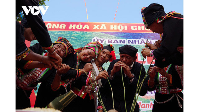 Les Khơ Mú se réjouissent des pots d’alcool après la fête. Photo : VOV.
