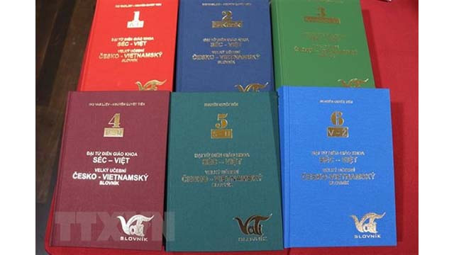 Le grand dictionnaire vietnamien-tchèque comprend 6 volumes avec environ 120 000 mots. Photo : VNA. Le grand dictionnaire vietnamien-tchèque comprend 6 volumes avec environ 120 000 mots. Photo : VNA.