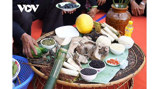 Selon les Khơ Mú, plus le plateau d'offrandes est plein de produits, plus il montre la prospérité de la famille et du village. Photo : VOV.