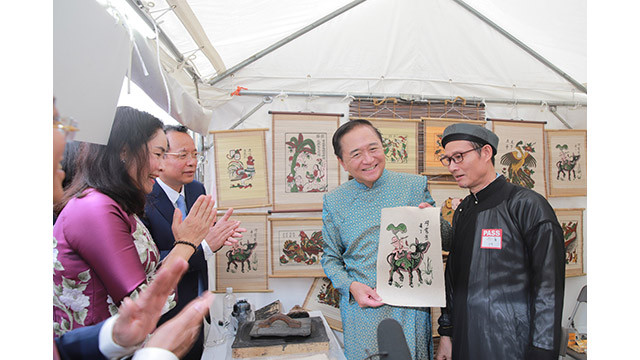 Les dirigeants du Ministère de la Culture, des Sports et du Tourisme et de la préfecture de Kanagawa ont visité le stand du ministère de la Culture, des Sports et du Tourisme. Photo : bvhttdl.gov.vn Les dirigeants du Ministère de la Culture, des Sports et du Tourisme et de la préfecture de Kanagawa ont visité le stand du ministère de la Culture, des Sports et du Tourisme. Photo : bvhttdl.gov.vn