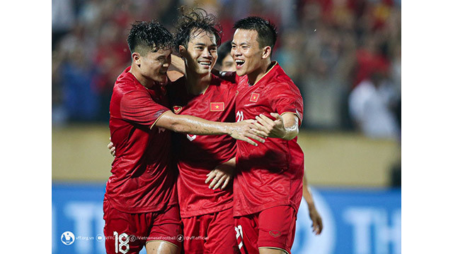 À la 77e minute, Van Toàn a dépassé quatre défenseurs palestiniens et a contribué au but marqué par Tuân Hai, réalisant l'écart de 2-0 pour l'équipe vietnamienne. Photo : VFF.