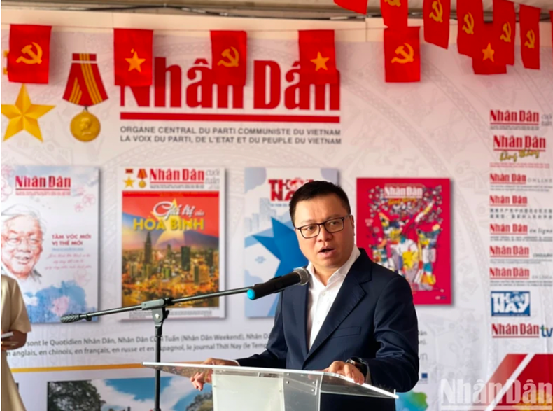 Le rédacteur en chef Lê Quôc Minh s'exprime lors de la Fête de l'Humanité. Photo: NDEL