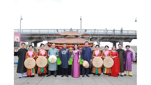 Les dirigeants de la préfecture de Kanagawa, du Ministère vietnamien de la Culture, des Sports et du Tourisme et de l’ambassade du Vietnam au Japon ont assisté au programme des marionnettes sur l’eau présenté par le Théâtre de marionnettes du Vietnam. Photo : bvhttdl.gov.vn. Les dirigeants de la préfecture de Kanagawa, du Ministère vietnamien de la Culture, des Sports et du Tourisme et de l’ambassade du Vietnam au Japon ont assisté au programme des marionnettes sur l’eau présenté par le Théâtre de marionnettes du Vietnam. Photo : bvhttdl.gov.vn.