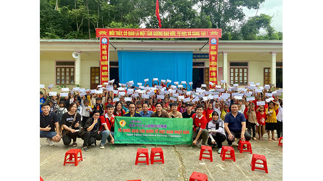 La FAVIJA offre 200 cadeaux aux minorités ethniques des villages de Quyêt Thang et de Hat Tà Ven, dans la commune de Keng Du. Photo : thoidai.com.vn