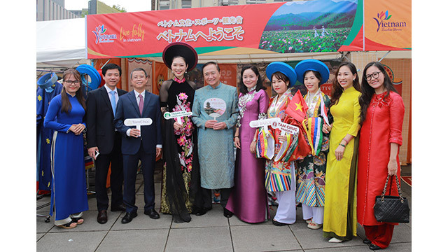 Le gouverneur de la préfecture de Kanagawa, Kuroiwa Yuji, est la personne qui a proposé d’organiser le Festival du Vietnam à Kanagawa et vice versa. Il souhaite découvrir la culture et le peuple vietnamiens. Photo : bvhttdl.gov.vn Le gouverneur de la préfecture de Kanagawa, Kuroiwa Yuji, est la personne qui a proposé d’organiser le Festival du Vietnam à Kanagawa et vice versa. Il souhaite découvrir la culture et le peuple vietnamiens. Photo : bvhttdl.gov.vn