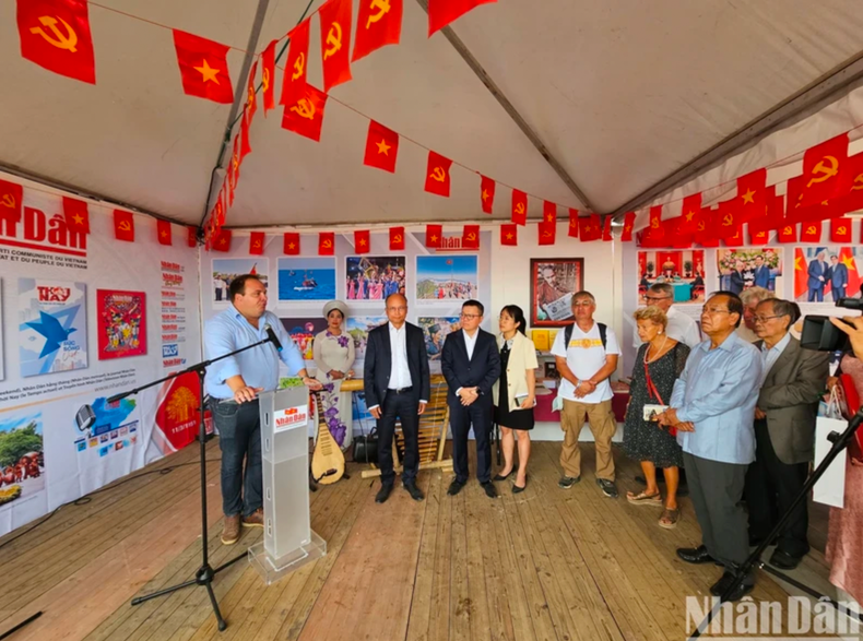 Le rédacteur en chef du Journal L’Humanité, Fabien Gay, espère que les jeunes générations maintiendront et promouvront les liens étroits entre les deux Partis et les deux peuples et contribueront activement à la solidarité internationale pour la paix et le progrès social. L’ancien membre du Politburo du Parti communiste français, Denis Rondepierre, l’ambassadeur du Laos en France, Kham-Inh Khitchadeth, et des représentants d’Associations franco-vietnamiennes participent également à la Fête. Photo: NDEL