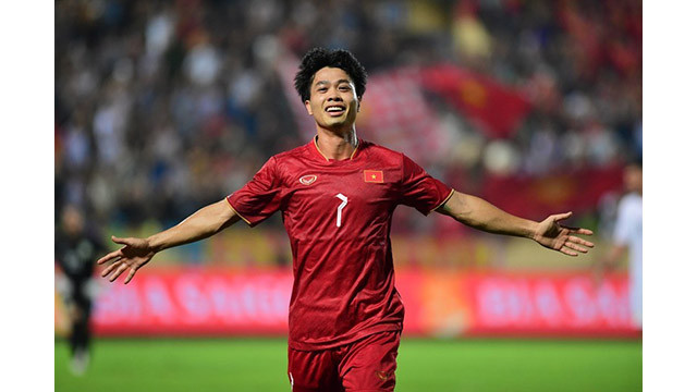 Les joueurs de l’équipe du pays hôte ne sont pas découragés, ils ont rapidement fait pression. Le tournant du match s'est produit à la 62e minute, lorsque le joueur Hoàng Duc a fait une passe à Công Phuong pour dépasser la défense de l’adversaire, et a poussé le ballon à travers le gardien Rami, ouvrant le score 1 - 0 pour l'équipe vietnamienne. Photo : Journal Nhân Dân.