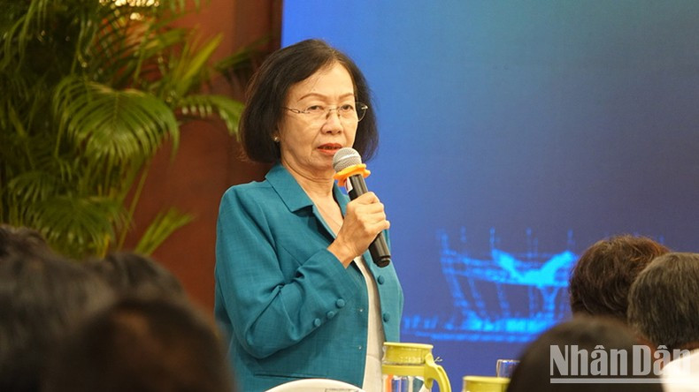 La présidente de l'Association Touristique de Hô Chi Minh-Ville, Nguyên Thi Khanh, prend la parole lors de la conférence de presse. Photo : NDEL.