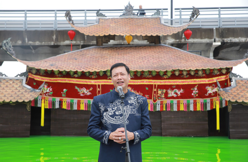 L’artiste du peuple Nguyên Huy Dung, directeur du Théâtre de marionnettes sur l’eau, du Vietnam présente le programme artistique aux délégués. Photo : bvhttdl.gov.vn L’artiste du peuple Nguyên Huy Dung, directeur du Théâtre de marionnettes sur l’eau, du Vietnam présente le programme artistique aux délégués. Photo : bvhttdl.gov.vn