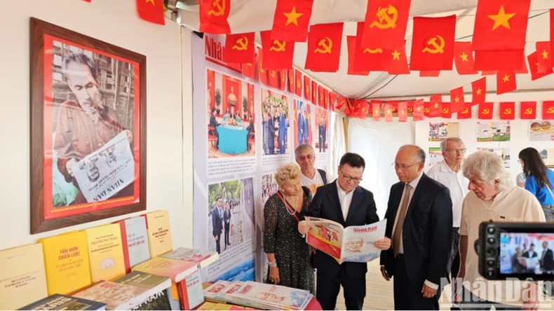 Exposition de livres et de publications sur le Président Hô Chi Minh, le Parti communiste du Vietnam, l’œuvre du « Renouveau » et de l’intégration internationale. Photo : NDEL