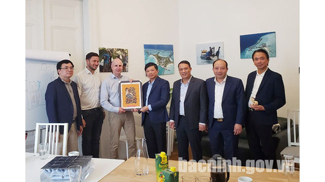 Le vice-président du Comité populaire provincial de Bac Ninh, Dào Quang Khai (4e de gauche à droite), présente une peinture folkloriques de Dông Hô au dirigeant de la compagnie Swimsol GmbH. Photo : bacninh.gov.vn