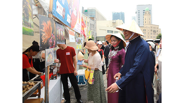La vice-ministre vietnamienne de la Culture, des Sports et du Tourisme, Trinh Thi Thuy, l’ambassadeur du Vietnam au Japon, Pham Quang Hiêu, des délégués ainsi que des artistes ont salué et remercié les spectateurs japonais. Photo : bvhttdl.gov.vn La vice-ministre vietnamienne de la Culture, des Sports et du Tourisme, Trinh Thi Thuy, l’ambassadeur du Vietnam au Japon, Pham Quang Hiêu, des délégués ainsi que des artistes ont salué et remercié les spectateurs japonais. Photo : bvhttdl.gov.vn