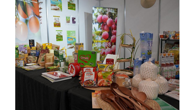Le stand d'exposition du Service commercial de l’ambassade du Vietnam en Australie au Fine Food Fair 2023 présente présenter de nombreux produits vietnamiens liés à la technologie des aliments et des boissons, dont ceux à base de jus de coco. Photo: congthuong.vn Le stand d'exposition du Service commercial de l’ambassade du Vietnam en Australie au Fine Food Fair 2023 présente présenter de nombreux produits vietnamiens liés à la technologie des aliments et des boissons, dont ceux à base de jus de coco. Photo: congthuong.vn