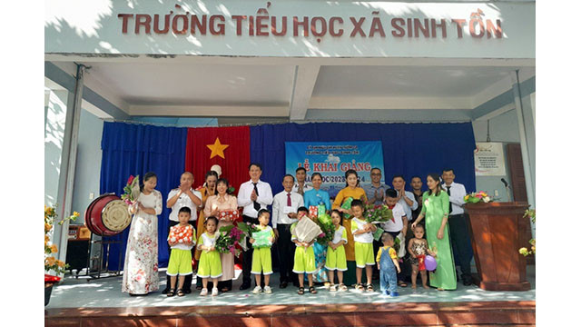 Les représentants des autorités locales offres des cadeaux aux enseignants et élèves de l'école primaire de la commune de Sinh Tôn lors de la cérémonie de rentrée scolaire. Photo : VGP. Les représentants des autorités locales offres des cadeaux aux enseignants et élèves de l'école primaire de la commune de Sinh Tôn lors de la cérémonie de rentrée scolaire. Photo : VGP.