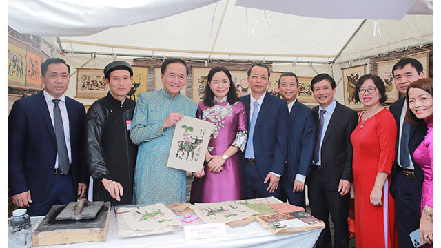 Les dirigeants de la préfecture de Kanagawa, du Ministère vietnamien de la Culture, des Sports et du Tourisme et de l’Ambassade du Vietnam au Japon au stand présentant des estampes populaires de Dông Hô. Photo : bvhttdl.gov.vn Les dirigeants de la préfecture de Kanagawa, du Ministère vietnamien de la Culture, des Sports et du Tourisme et de l’Ambassade du Vietnam au Japon au stand présentant des estampes populaires de Dông Hô. Photo : bvhttdl.gov.vn