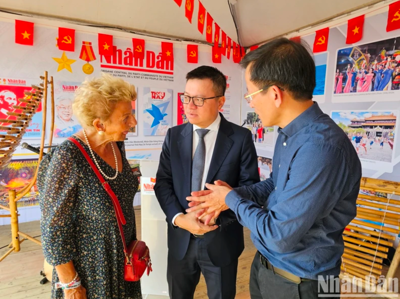 S’adressant au rédacteur en chef Lê Quôc Minh, la présidente d’honneur de l’Association d’amitié France-Vietnam, Hélène Luc, déclare que chaque année, elle attend avec impatience la Fête pour rencontrer ses amis vietnamiens. Photo : NDEL