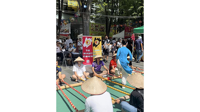 Les gens participent à la danse traditionnelle « sạp » (danse au bambou). Photo : thoidai.com.vn Les gens participent à la danse traditionnelle « sạp » (danse au bambou). Photo : thoidai.com.vn