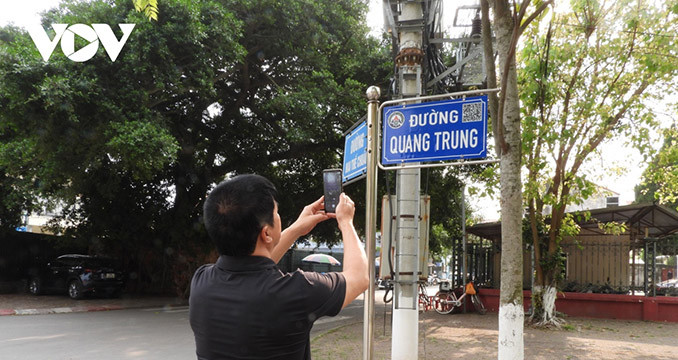 En scannant un code QR avec un téléphone, les visiteurs accéderont à des informations utiles sur la signification, les caractéristiques des rues, les personnages historiques. Photo : VOV. En scannant un code QR avec un téléphone, les visiteurs accéderont à des informations utiles sur la signification, les caractéristiques des rues, les personnages historiques. Photo : VOV.