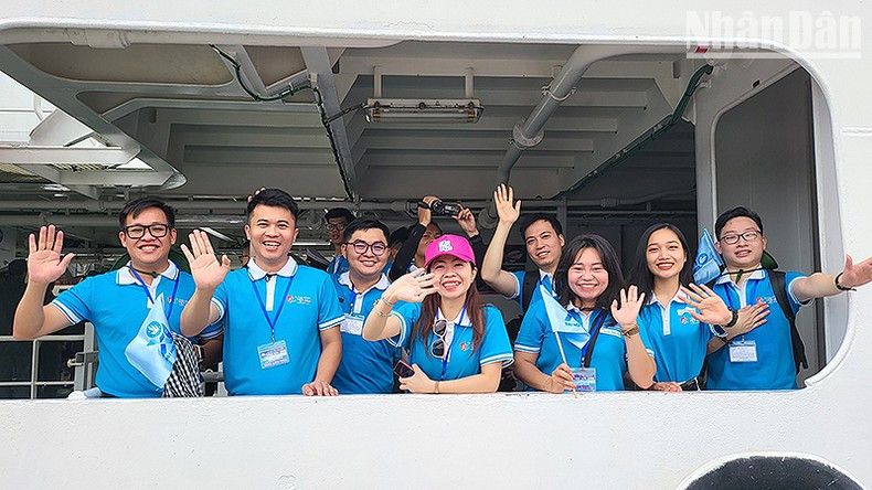 Les membres de l’Union des étudiants du Vietnam de la délégation de Hanoï avant le départ. Photo : NDEL. Les membres de l’Union des étudiants du Vietnam de la délégation de Hanoï avant le départ. Photo : NDEL.