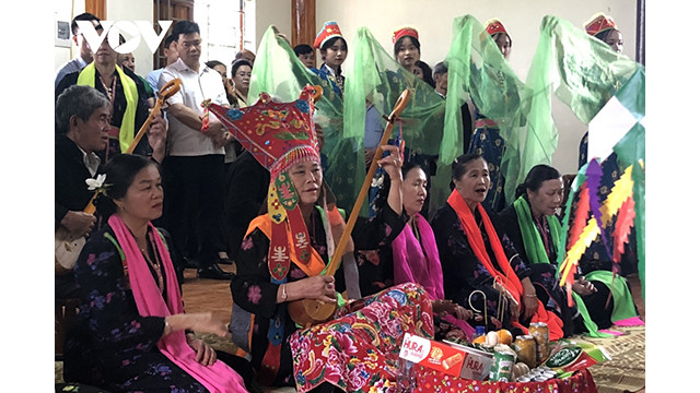 Le festival occupe une place importante dans la vie spirituelle. Il s'agit d'une culture unique, qui a été préservée par le peuple Thái blanc pendant de nombreuses générations. Dans la photo, Mme "Then", au nom des habitants, invite les esprits à venir célébrer la fête. Photo : NDEL.